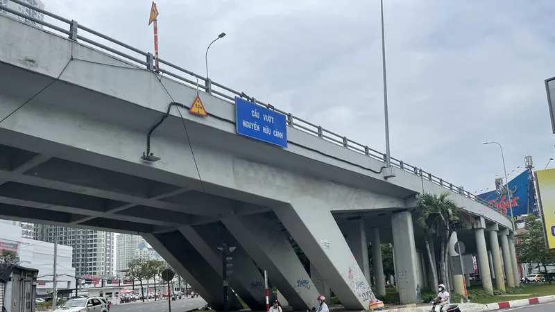 Cho phép lưu thông toàn bộ các phương tiện qua cầu vượt Nguyễn Hữu Cảnh từ ngày 5-3