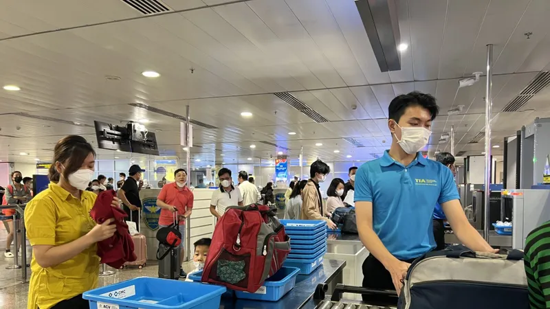 Ngày đầu nghỉ lễ: Sân bay, nhà ga đông người nhưng không ùn tắc