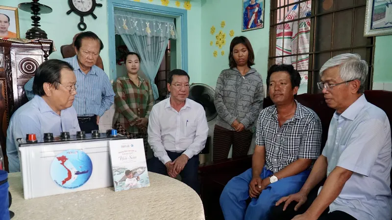 Trao tặng 200 phần quà “Cùng ngư dân thắp sáng đèn trên biển” tại huyện Cần Giờ