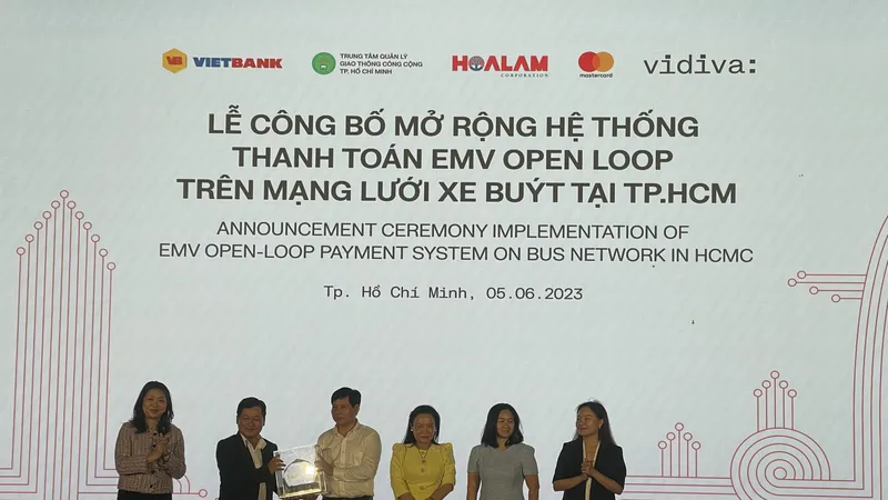 Thanh toán xe buýt bằng thẻ ngân hàng, ví điện tử