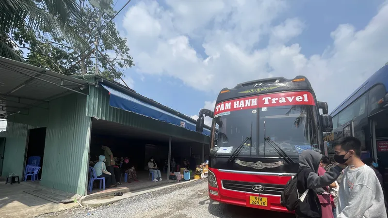 Xe khách hợp đồng "trá hình": Công khai bán vé, không đóng thuế, gây bất bình đẳng với xe trong bến