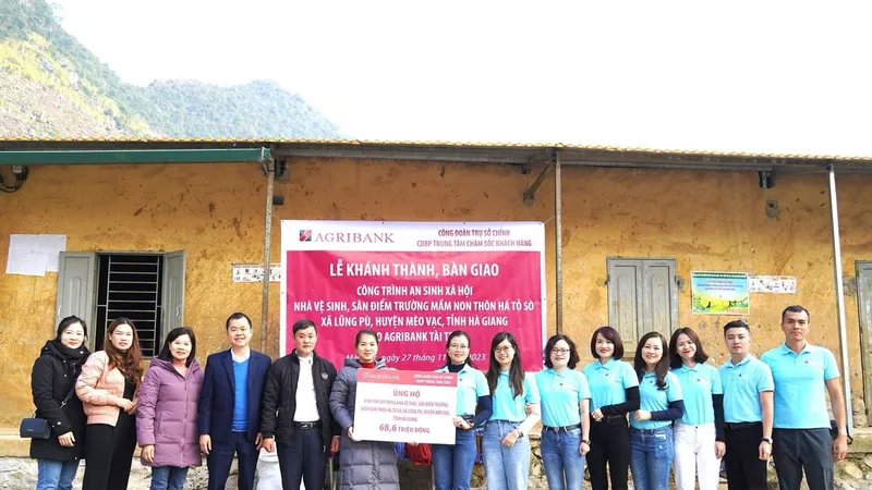 Bàn giao công trình nhà vệ sinh trường học và trao quà tặng học sinh vùng cao Mèo Vạc