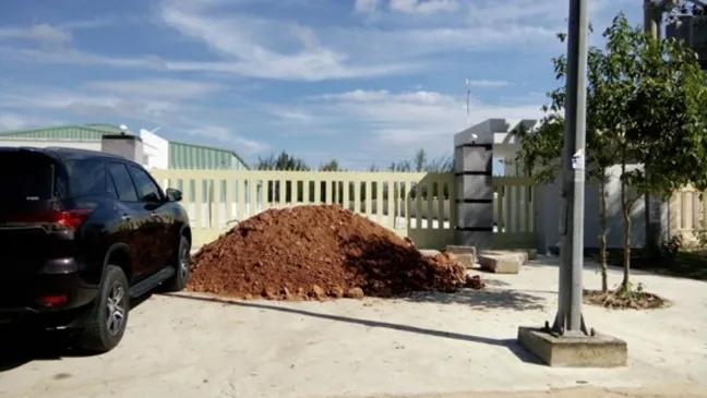 Người dân đổ đất đá chặn cổng nhà máy