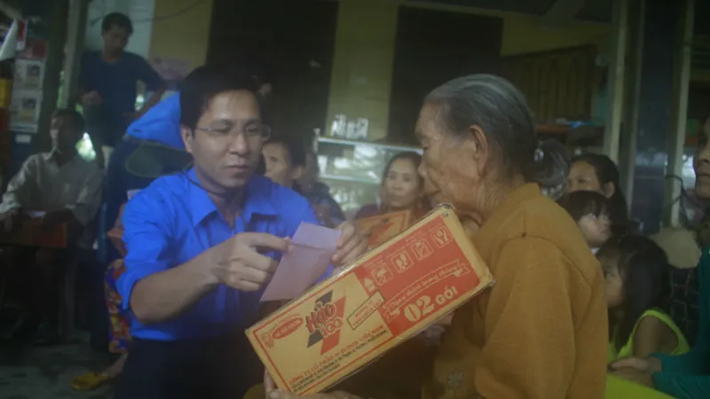 Thăm hỏi người dân thôn Ngọc Trì sau mưa lũ. Ảnh: NGUYỄN TRANG