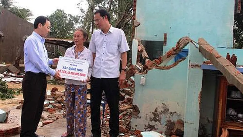 Quảng Ngãi: Tặng 100 suất quà cho các hộ dân bị thiệt hại trong bão số 12