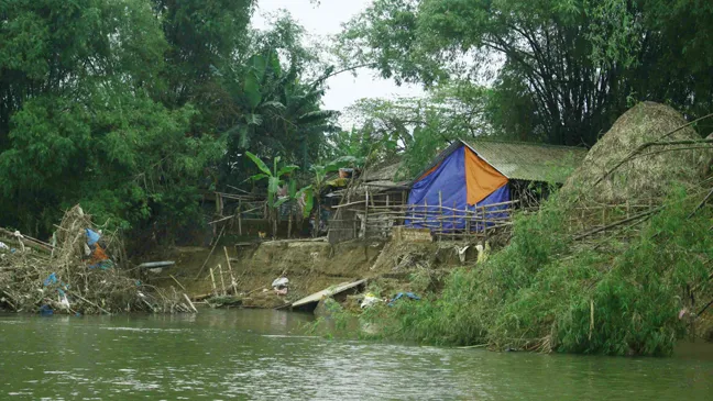 Sạt lở đe dọa đất đai người dân