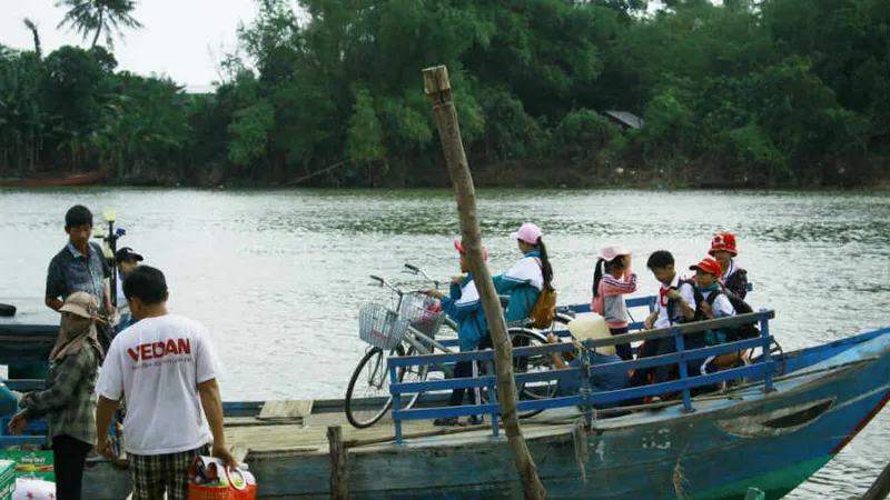 Chòng chành với chiếc thuyền giữa con nước