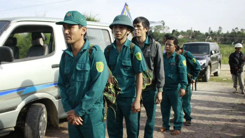 mỗi chiến sĩ mang ba lô đưa đồng đội về quê hương