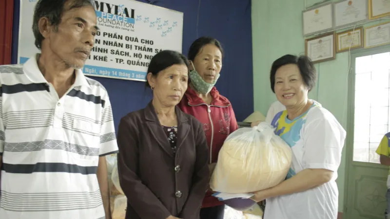 Trao quà cho gia đình thân nhân vụ thảm sát Sơn Mỹ