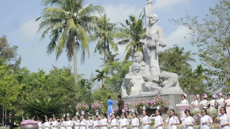 Tượng đài khu chứng tích Sơn Mỹ