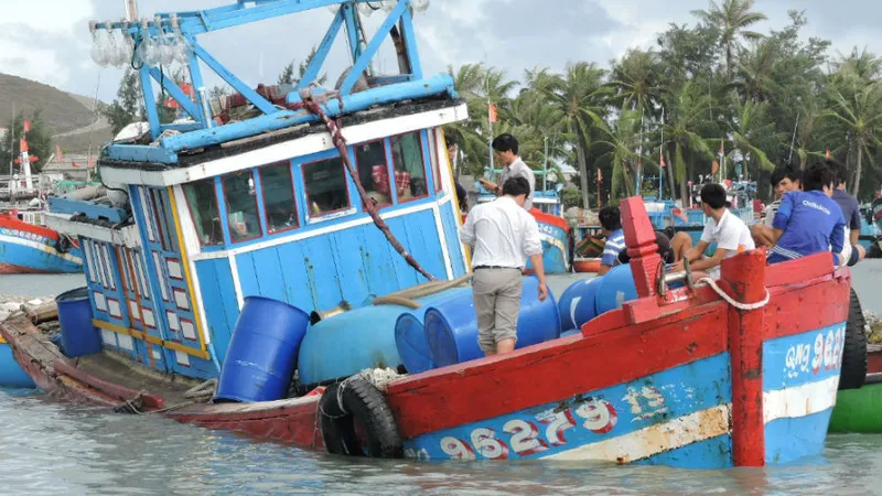 Một chiếc tàu bị chìm được lai dắt về