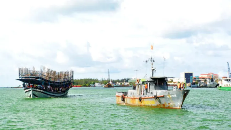 lai dắt tàu cá hỏng máy trôi dạt trên biển