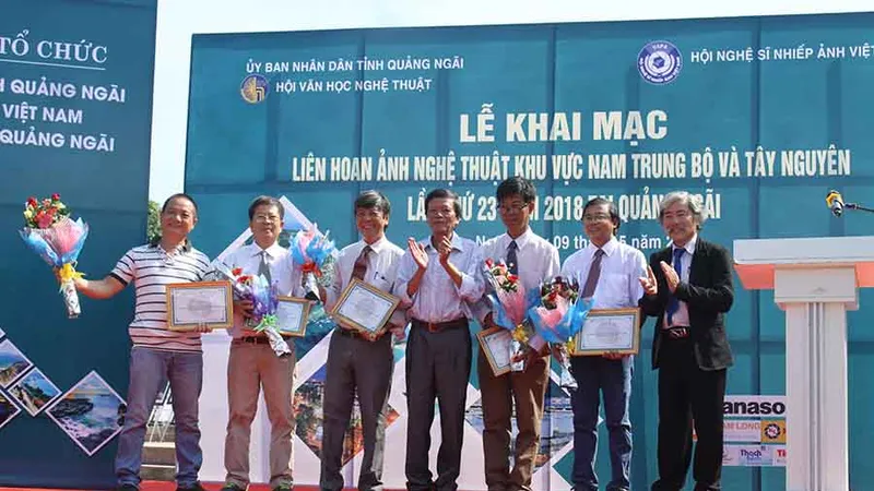 Các tác giả lên nhận bằng khen tặng.