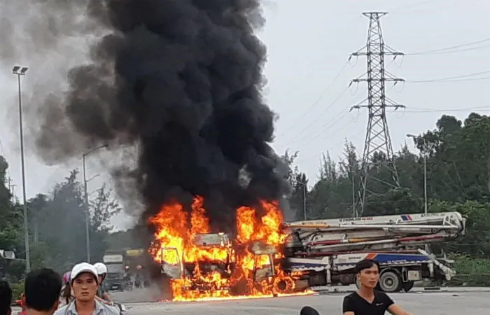 Sau va chạm, xe tải và xe trộn bê tông bốc cháy dữ dội