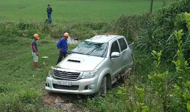 Tai nạn đường sắt giữa tàu chở hàng và xe ô tô, 2 người thương vong
