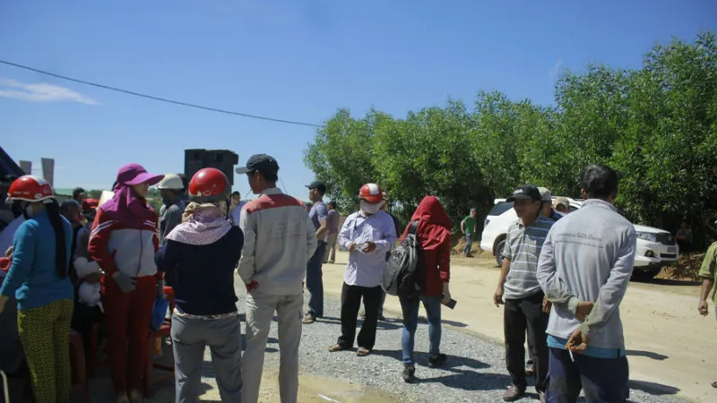 Người dân ra về ngay sau khi buổi đối thoại không mang lại thành công