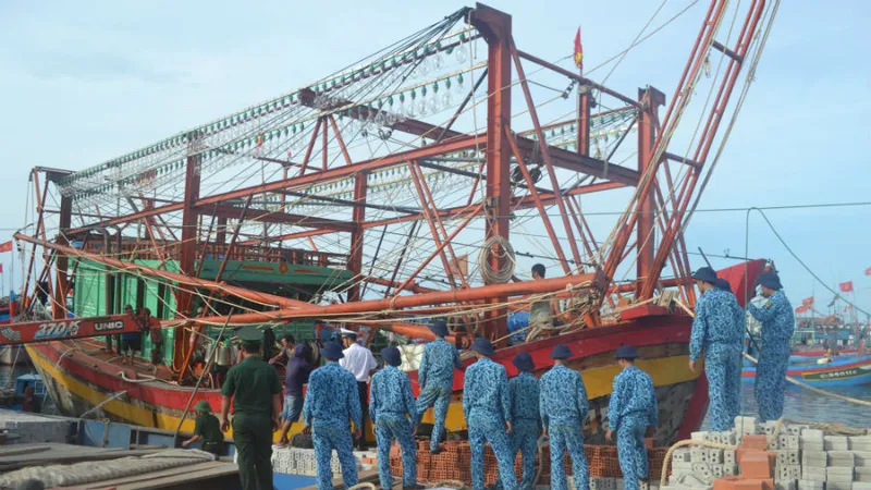 Lai dắt tàu cá Quảng Bình hỏng máy về đảo Lý Sơn 