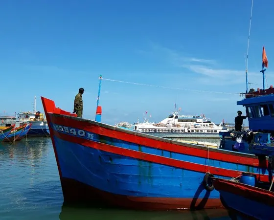 Tịch thu súng điện và bộ kích điện trên tàu cá 