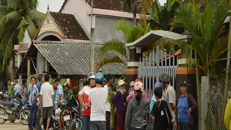 Quảng Ngãi: Chém chết hàng xóm liền uống thuốc trừ sâu tự tử
