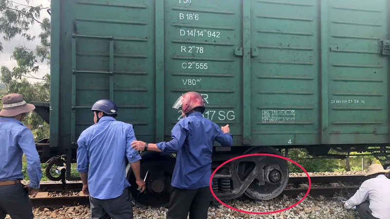 Đường sắt Bắc - Nam thông tuyến, sau nhiều giờ tắc nghẽn do tàu hàng trật bánh