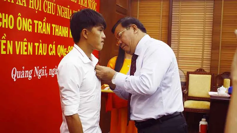 Trao tặng Huân chương dũng cảm cho ngư dân cứu người giữa biển Hoàng Sa