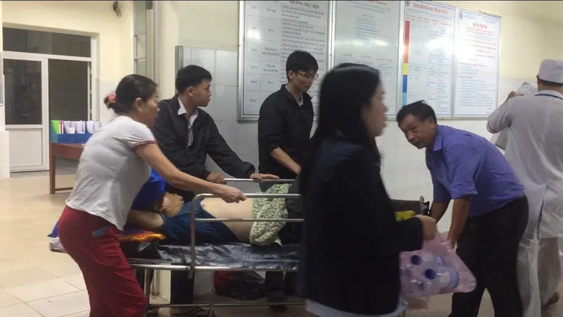 Quảng Ngãi: Xe khách nổ lốp, 8 người bị thương nặng