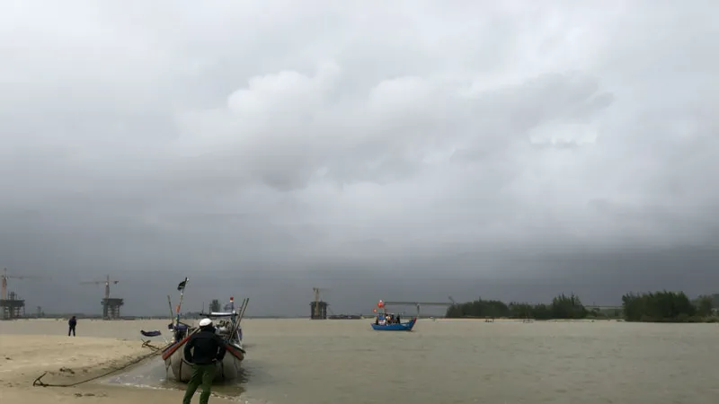 Tìm thấy thi thể hai cha con trong vụ lật thuyền ở Quảng Ngãi