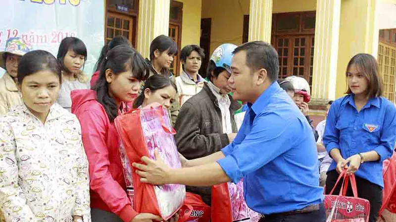 Quảng Ngãi: “Tình nguyện mùa đông” đến với người dân vùng cao
