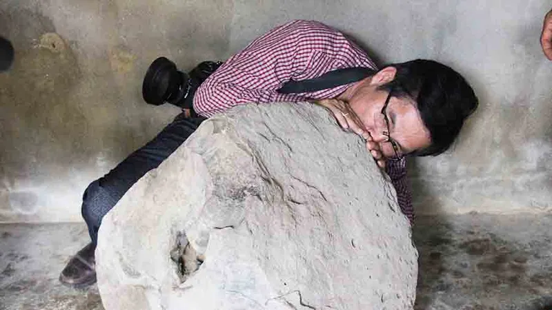 Quảng Ngãi: Phát hiện Tù Và bằng đá, nặng 200kg trên thảo nguyên