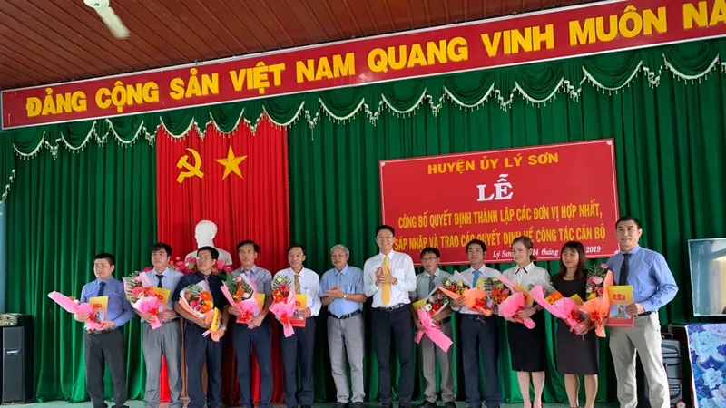 Huyện đảo Lý Sơn chính thức hợp nhất 15 cơ quan thành 7 cơ quan, tinh giảm biên chế