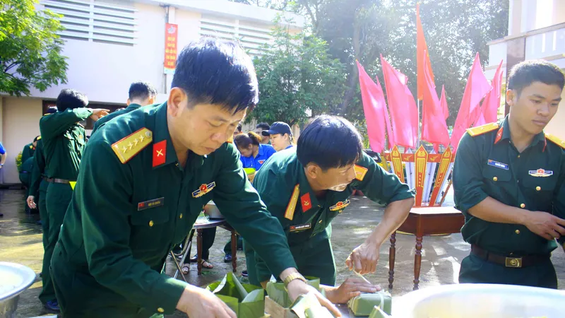 Chiến sĩ gói bánh chưng xanh vì người nghèo 
