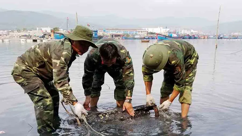 Vớt quả ngư lôi nặng gần 100kg lên khỏi mặt nước