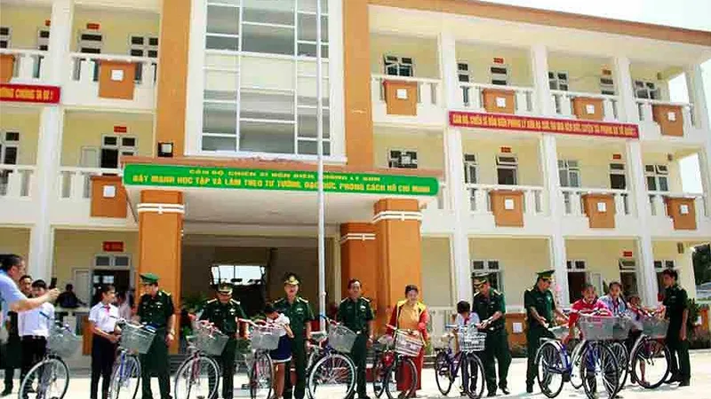 Bộ đội Biên phòng TPHCM trao quà cho người nghèo và học sinh đảo Lý Sơn