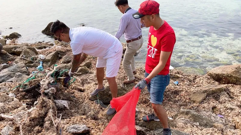 Ca sĩ Tuấn Hưng tham gia dọn sạch biển với người dân đảo Lý Sơn (Quảng Ngãi)