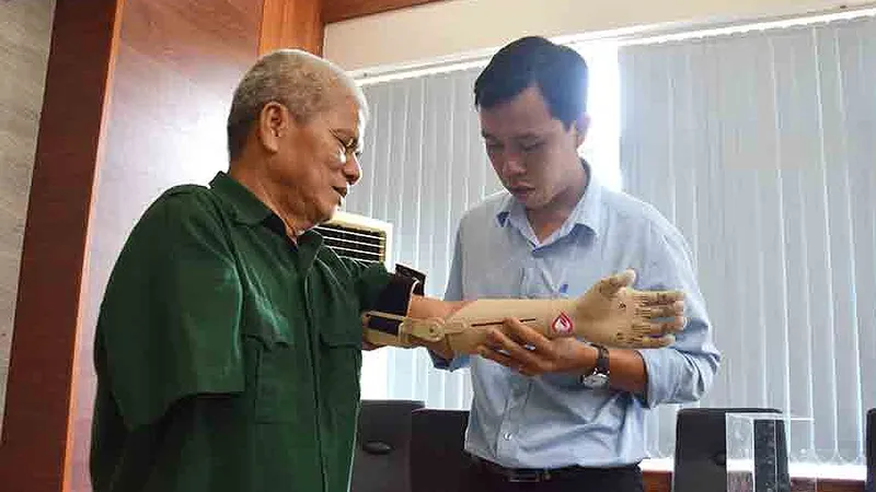Cánh tay robot do sinh viên Trường Đại học Phạm Văn Đồng chế tạo trao tặng cho thương binh ở Quảng Ngãi