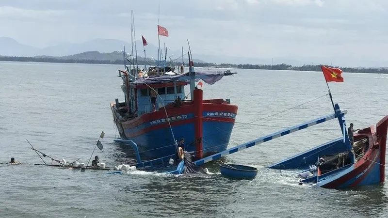 Cứu kịp thời 8 người đi trên tàu cá bị chìm giữa biển