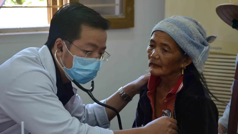 Bệnh viện Đại học Y Dược TPHCM khám chữa bệnh miễn phí cho người dân Quảng Ngãi