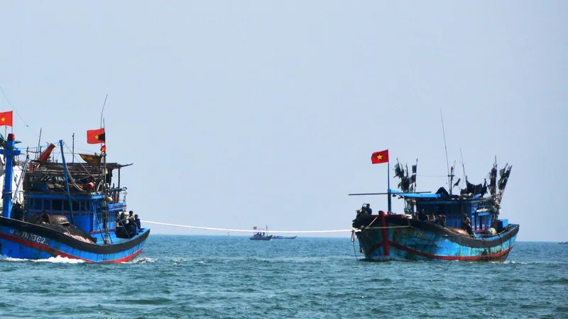 Tàu cá Lý Sơn bị hỏng máy thả trôi trên biển ở quần đảo Trường Sa