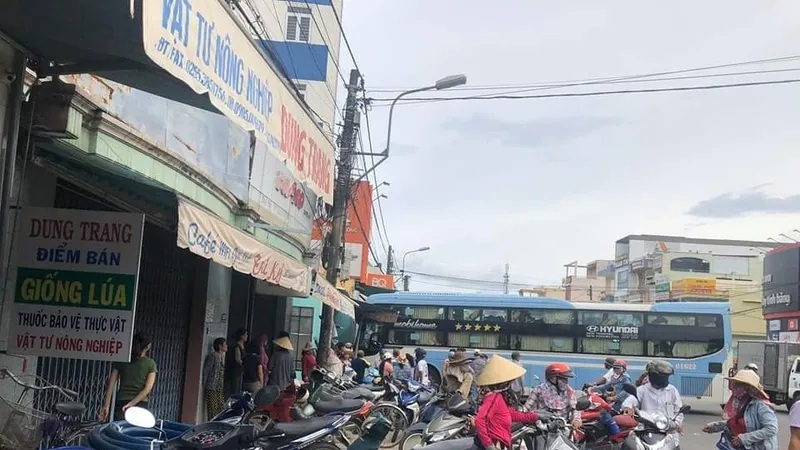 Xe khách 45 chỗ lao vào nhà dân