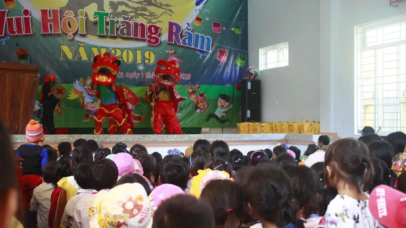 Quảng Ngãi: Mang trung thu đến với trẻ em vùng núi