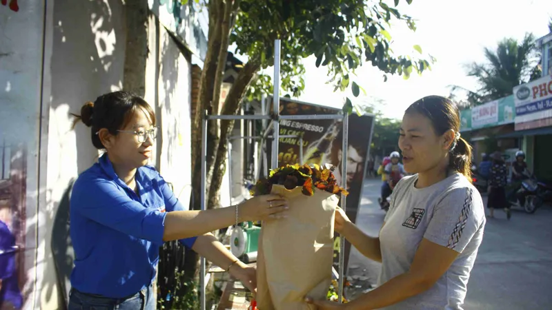 Mang rau về bằng túi giấy. Ảnh: NGUYỄN TRANG