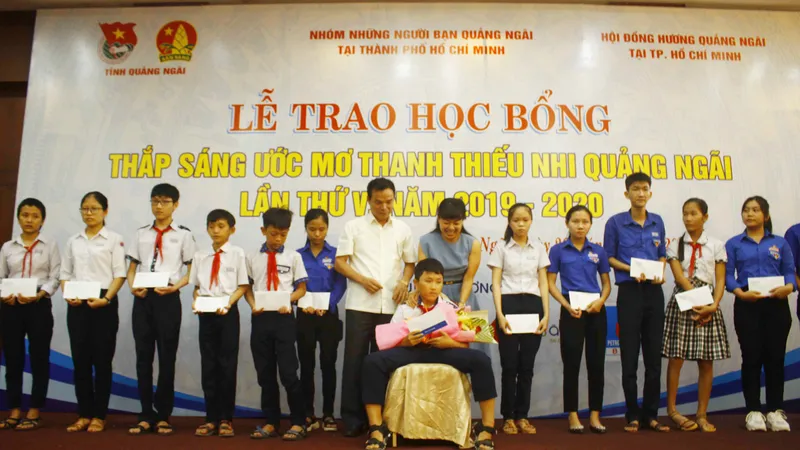 Trao học bổng Thắp sáng ước mơ thanh thiếu nhi Quảng Ngãi. Ảnh: NGUYỄN TRANG