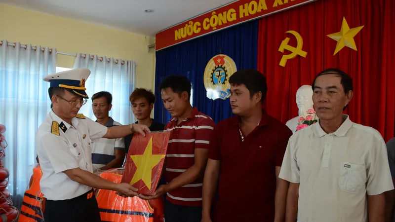 Quảng Ngãi: Bộ tư lệnh Vùng 3 Hải quân thăm, tặng quà ngư dân đảo Lý Sơn 