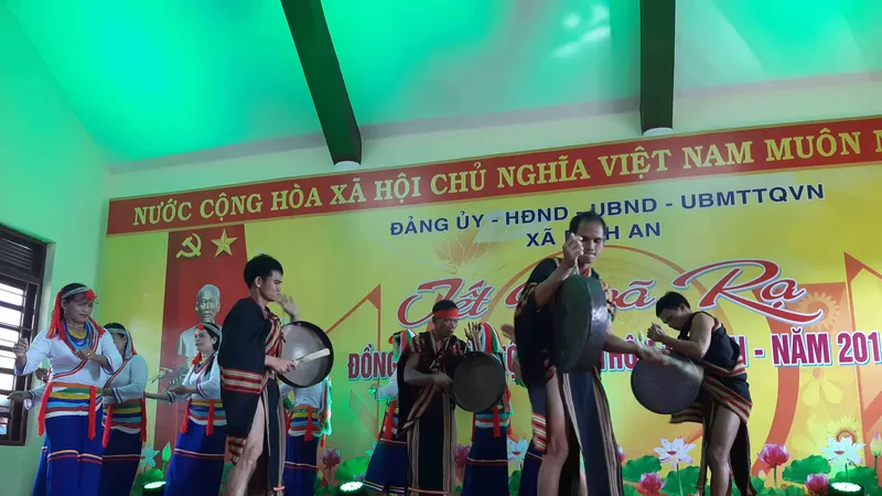 Người Cor ở Thọ An vui tết Ngã rạ