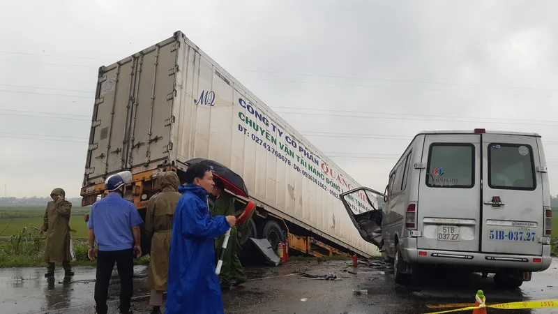 Quảng Ngãi: Tai nạn container và xe khách, 2 người chết, 11 người bị thương
