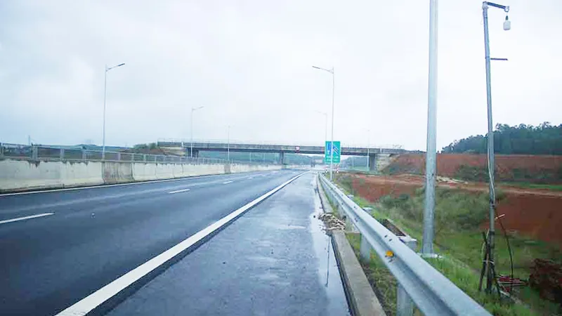 Chậm thi công vòng xoay Dung Quất ảnh hưởng giao thông, đất sản xuất người dân