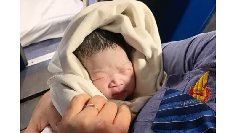 Quảng Ngãi: Hạ sinh một bé gái trên tàu SE6