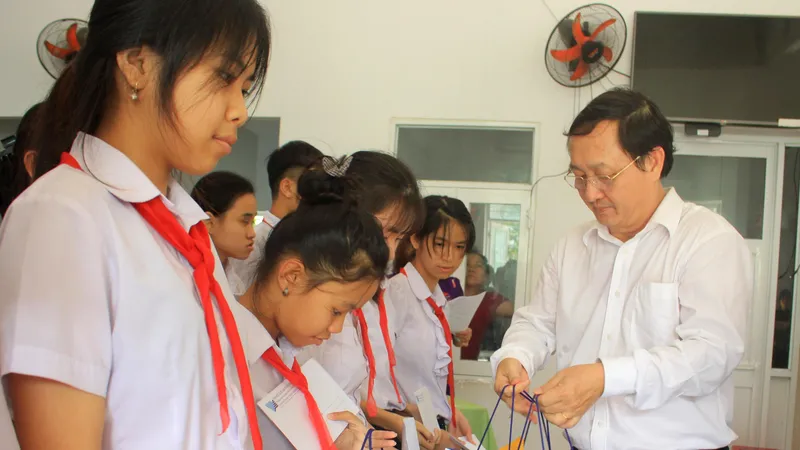 ĐHQG TPHCM trao học bổng cho học sinh Trung tâm Võ Hồng Sơn