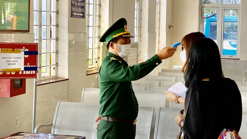 Thực hiện đo thân nhiệt tại cảng Sa Kỳ đối với tất cả du khách ra đảo Lý Sơn. Ảnh: NGUYỄN TRANG