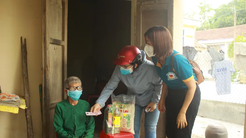 Thay vì chọn phát quà tại các điểm công cộng, nhóm thiện nguyện đến tận nhà người già neo đơn để trao tặng những phần quà yêu thương. Ảnh: NGUYỄN TRANG